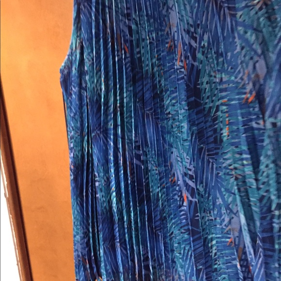 Stunning Pleated Top, peacock colors - Picture 4 of 5